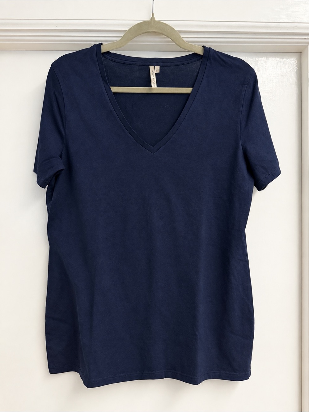 Banana Republic Classic V-Neck Tee - Navy, Size M
